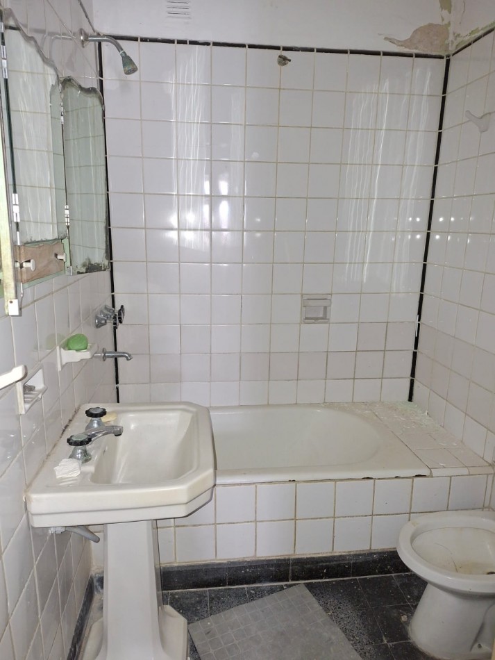 Ref. No 1326. CASA EN VENTA PLENO CENTRO DE LA CIUDAD.