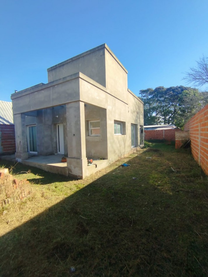 Venta casa a Estrenar - Barrio Los Paraisos Coronda - a 200 m. del rio.