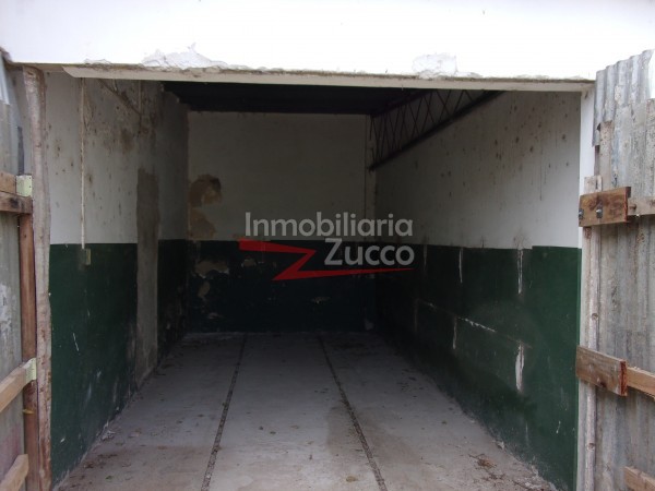 VENTA: INMUEBLE CENTRICO COMPUESTO POR LOCAL COMERCIAL + DEPTO. EN PLANTA BAJA + DOS DUPLEX + CUATRO COCHERAS - Ref. 803