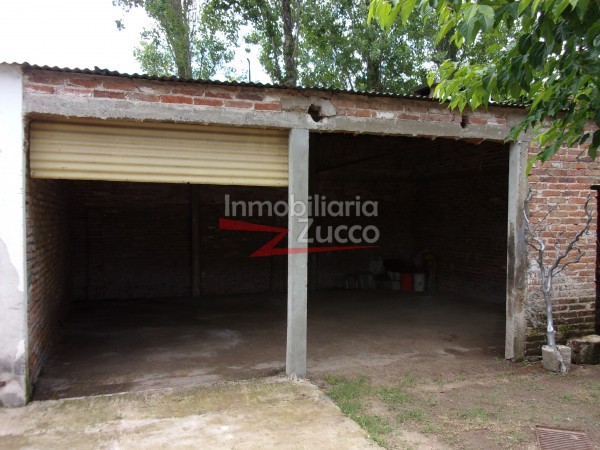 VENTA: INMUEBLE CENTRICO COMPUESTO POR LOCAL COMERCIAL + DEPTO. EN PLANTA BAJA + DOS DUPLEX + CUATRO COCHERAS - Ref. 803