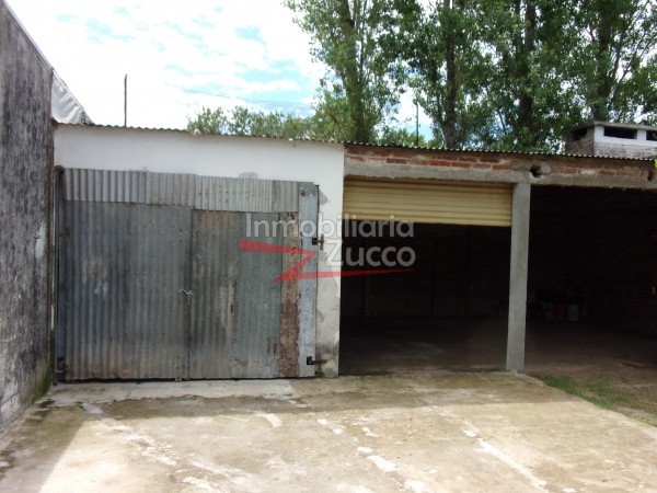 VENTA: INMUEBLE CENTRICO COMPUESTO POR LOCAL COMERCIAL + DEPTO. EN PLANTA BAJA + DOS DUPLEX + CUATRO COCHERAS - Ref. 803