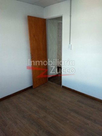 VENTA: INMUEBLE CENTRICO COMPUESTO POR LOCAL COMERCIAL + DEPTO. EN PLANTA BAJA + DOS DUPLEX + CUATRO COCHERAS - Ref. 803