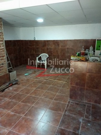 VENTA: INMUEBLE CENTRICO COMPUESTO POR LOCAL COMERCIAL + DEPTO. EN PLANTA BAJA + DOS DUPLEX + CUATRO COCHERAS - Ref. 803