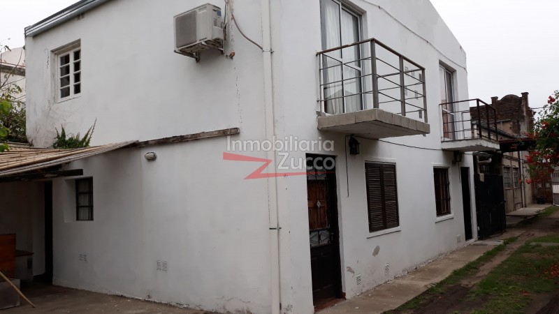 VENTA: INMUEBLE CENTRICO COMPUESTO POR LOCAL COMERCIAL + DEPTO. EN PLANTA BAJA + DOS DUPLEX + CUATRO COCHERAS - Ref. 803