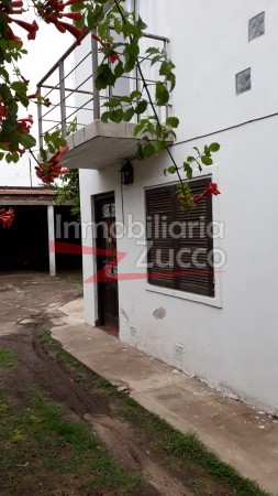 VENTA: INMUEBLE CENTRICO COMPUESTO POR LOCAL COMERCIAL + DEPTO. EN PLANTA BAJA + DOS DUPLEX + CUATRO COCHERAS - Ref. 803