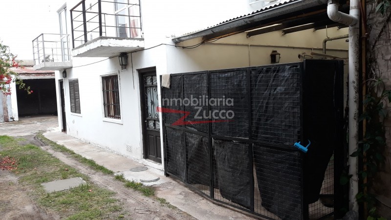 VENTA: INMUEBLE CENTRICO COMPUESTO POR LOCAL COMERCIAL + DEPTO. EN PLANTA BAJA + DOS DUPLEX + CUATRO COCHERAS - Ref. 803