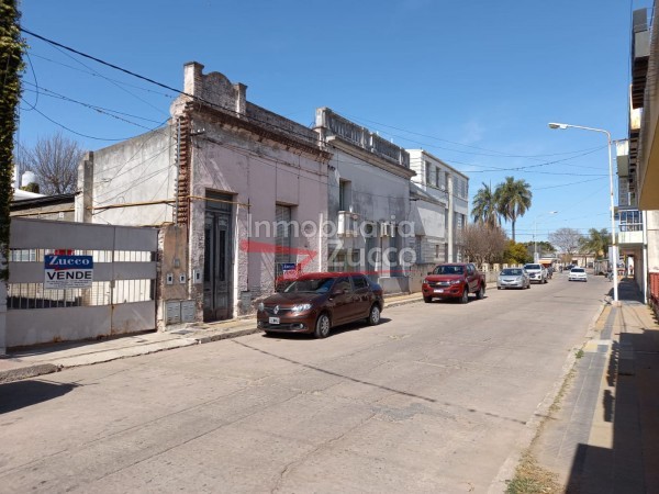 VENTA: INMUEBLE CENTRICO COMPUESTO POR LOCAL COMERCIAL + DEPTO. EN PLANTA BAJA + DOS DUPLEX + CUATRO COCHERAS - Ref. 803