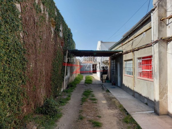 VENTA: INMUEBLE CENTRICO COMPUESTO POR LOCAL COMERCIAL + DEPTO. EN PLANTA BAJA + DOS DUPLEX + CUATRO COCHERAS - Ref. 803