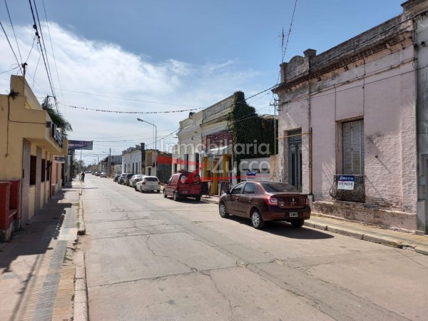 VENTA: INMUEBLE CENTRICO COMPUESTO POR LOCAL COMERCIAL + DEPTO. EN PLANTA BAJA + DOS DUPLEX + CUATRO COCHERAS - Ref. 803