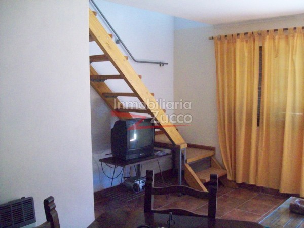 VENTA: INMUEBLE CENTRICO COMPUESTO POR LOCAL COMERCIAL + DEPTO. EN PLANTA BAJA + DOS DUPLEX + CUATRO COCHERAS - Ref. 803