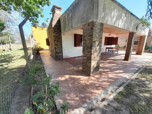 VENTA: CASA EN B. LOS PARAISOS A 50 MTS. DEL RIO - Ref. 948