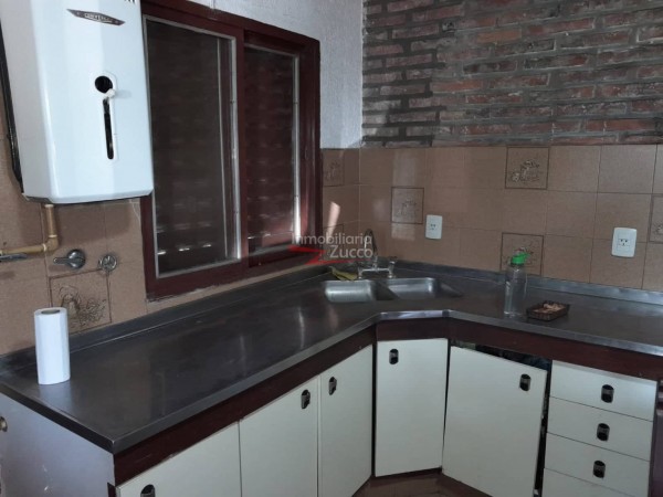 VENTA: CASA EN B. LOS PARAISOS A 50 MTS. DEL RIO - Ref. 948