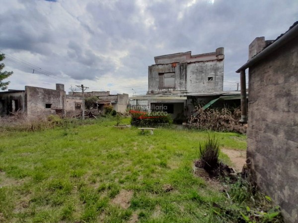 VENTA: TERRENO CON CASA A RECICLAR + DOS GALPONES EN CORONDA - Ref. 952