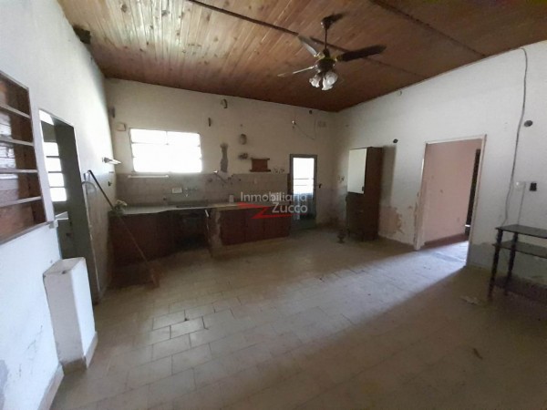 VENTA: CASA + OFICINAS + GALPONES EN CORONDA - Ref. 981