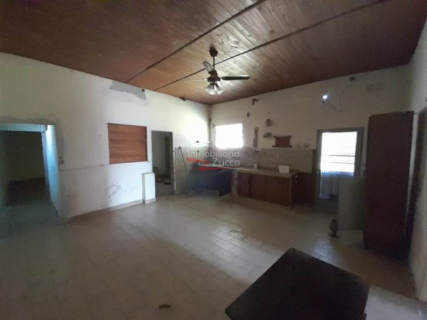 VENTA: CASA + OFICINAS + GALPONES EN CORONDA - Ref. 981