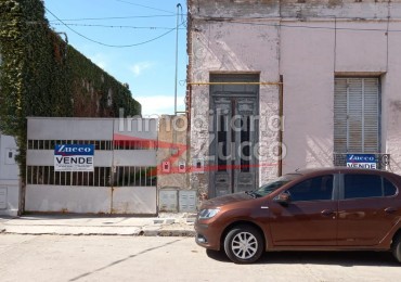 VENTA: INMUEBLE CENTRICO COMPUESTO POR LOCAL COMERCIAL + DEPTO. EN PLANTA BAJA + DOS DUPLEX + CUATRO COCHERAS - Ref. 803